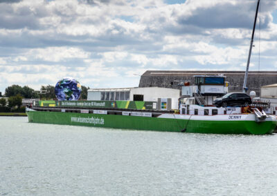 Die MS Wissenschaft von schräg backbord achtern