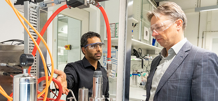 Hydrogen as a by-product of biocatalytic synthesis processes